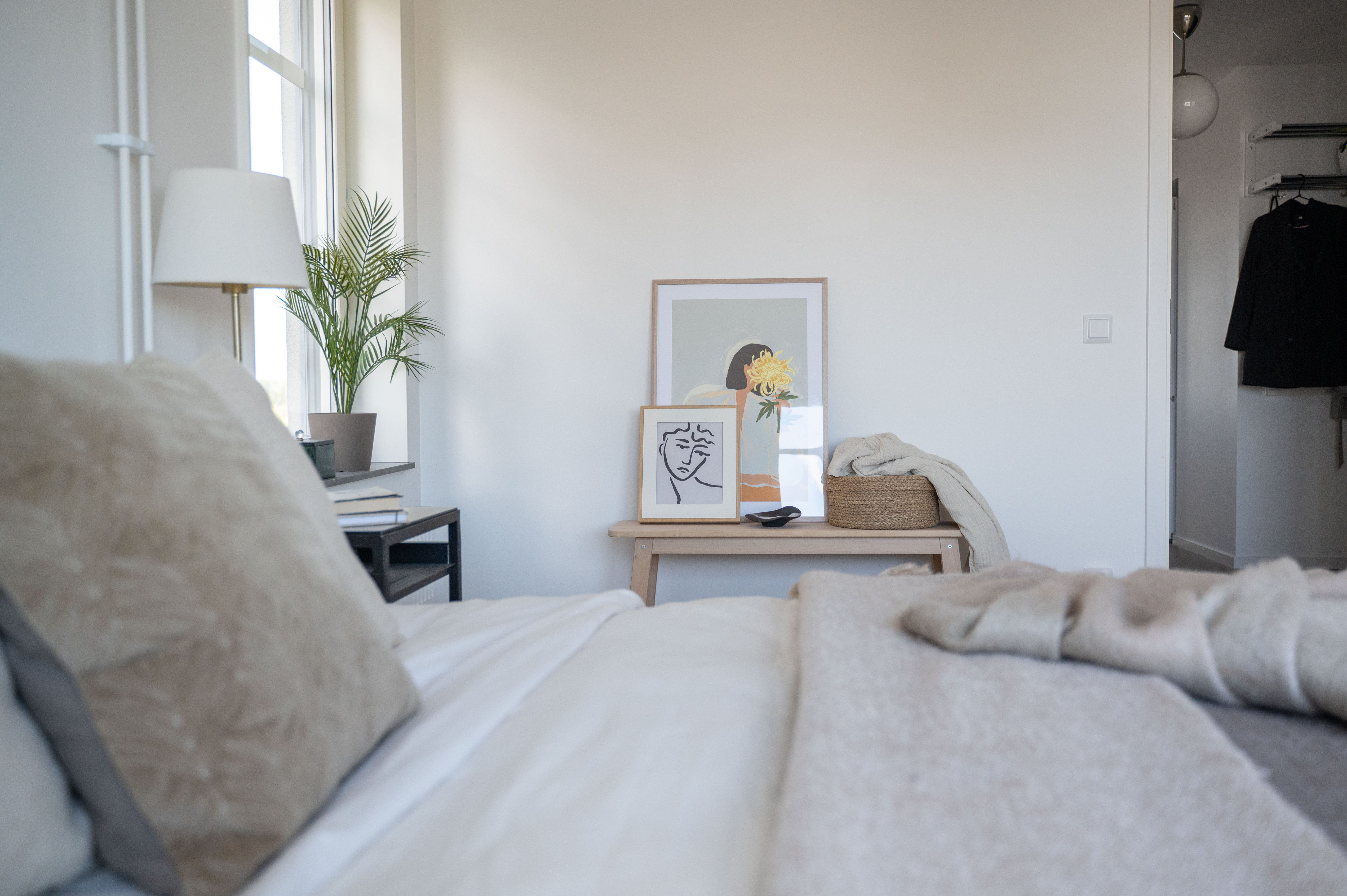 Ett sovrum med en säng och en tavla på väggen.