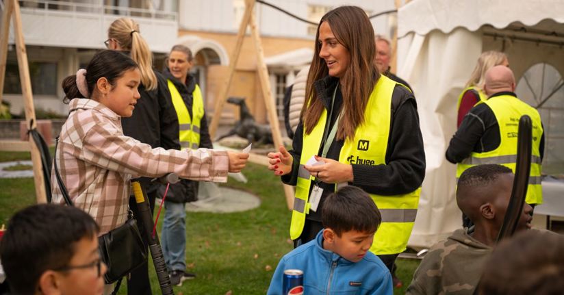 Hanna Stegrud, projektledare för stambytet, delar ut pizzabiljetter.