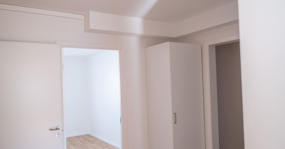Inbyggda rör vid taket i lägenhet på Terapivägen 8.