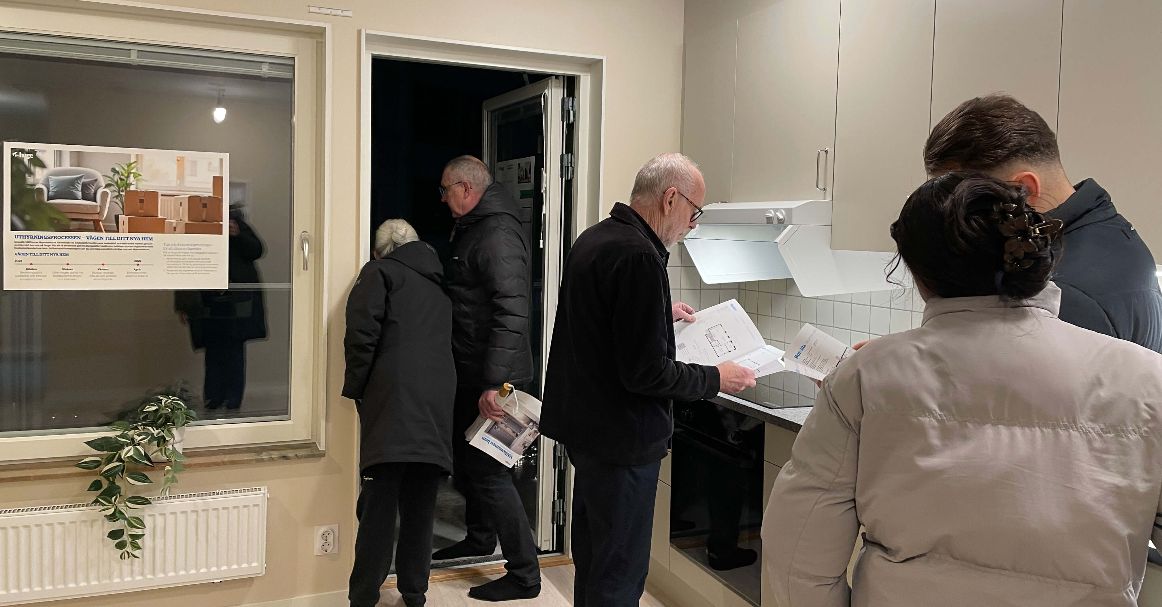 Besökare på förhandsvisning i lägenhet