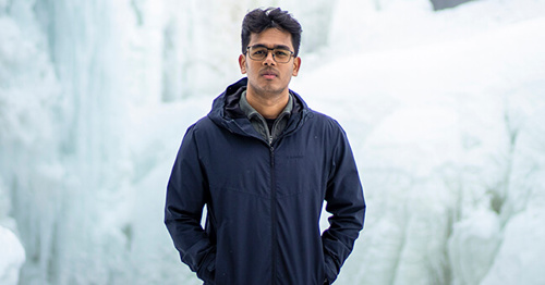 Manu Gond omgiven av snö