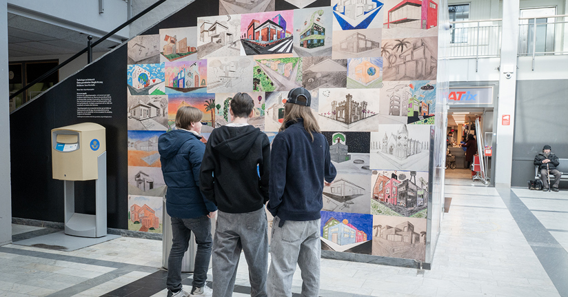 Konstverk på rulltrappan i Skogås centrum