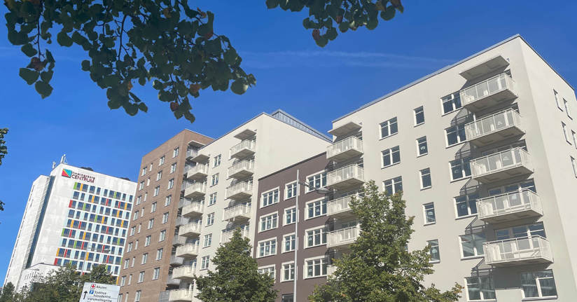 Husfasader mot klarblå himmel