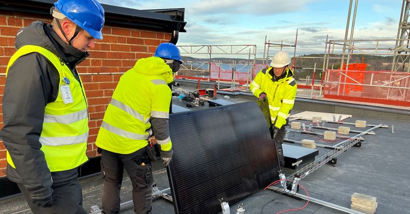 Solceller installeras på taket