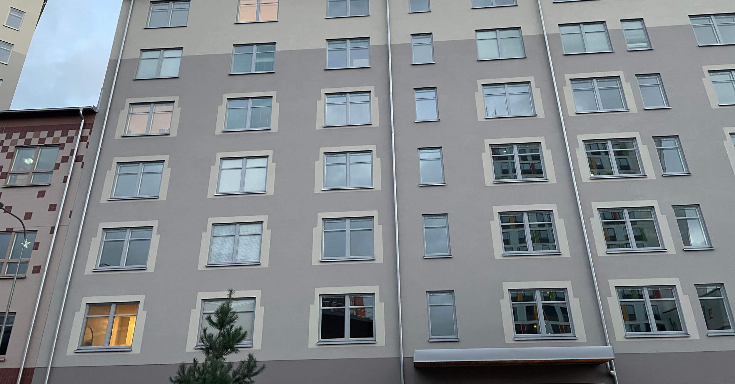 Fasad med fönster