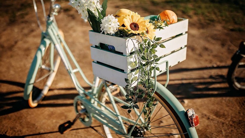 Cykel med korg med blommor på pakethållaren