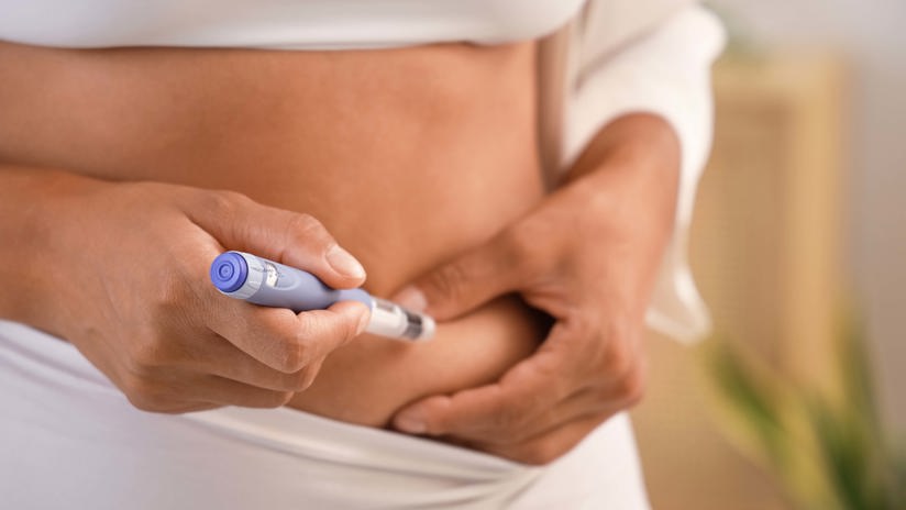 Kvinna tar insulinspruta i magen