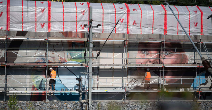 Muralmålningen sedd från tågspåret