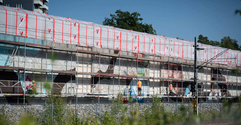 Muralmålningen sedd från tågspåret