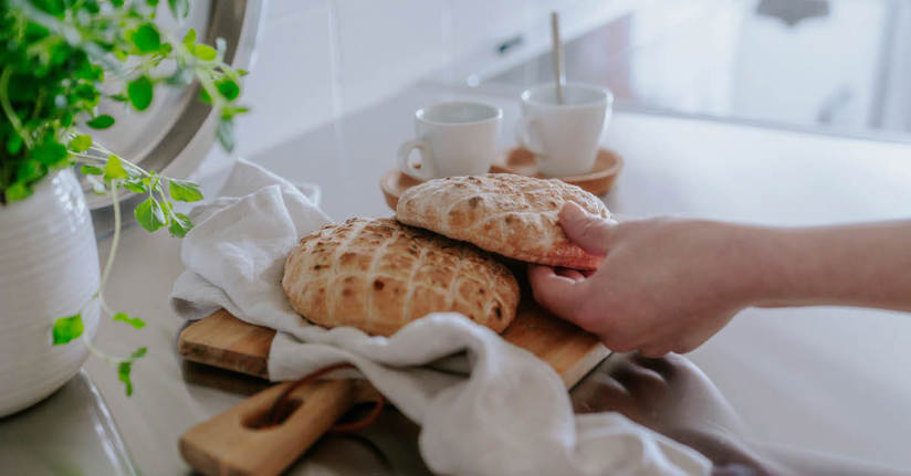 bröd på köksbänk