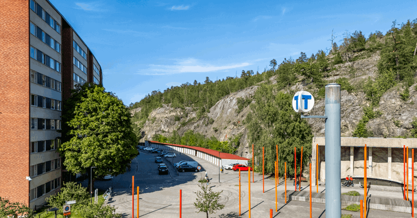 Vy mot fastigheten Drakskeppet där det idag är parkeringar och garagelängor