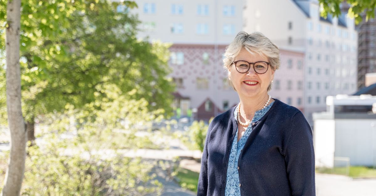 Karin Strömberg Ekström framför Huges nyproduktion i Flemingsberg