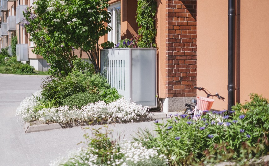 Grönskande innergård på Studievägen i Skogås.