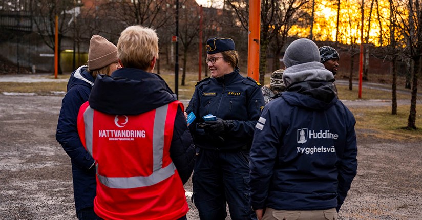 Nattvandrare, trygghetsvärd och kommunpolis ute i Vårby