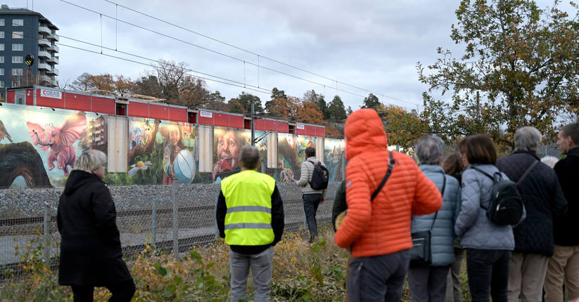 personer tittar på konstverket under invignigens konstvandring