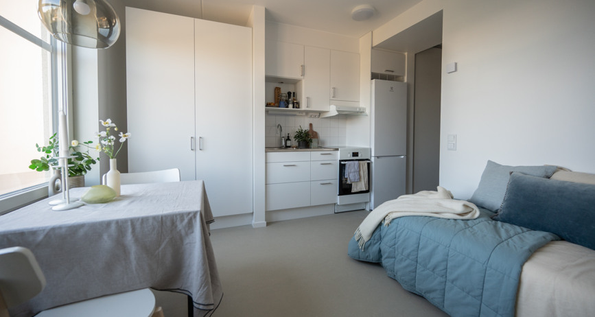 Bäddad säng och matbord med två matplatser