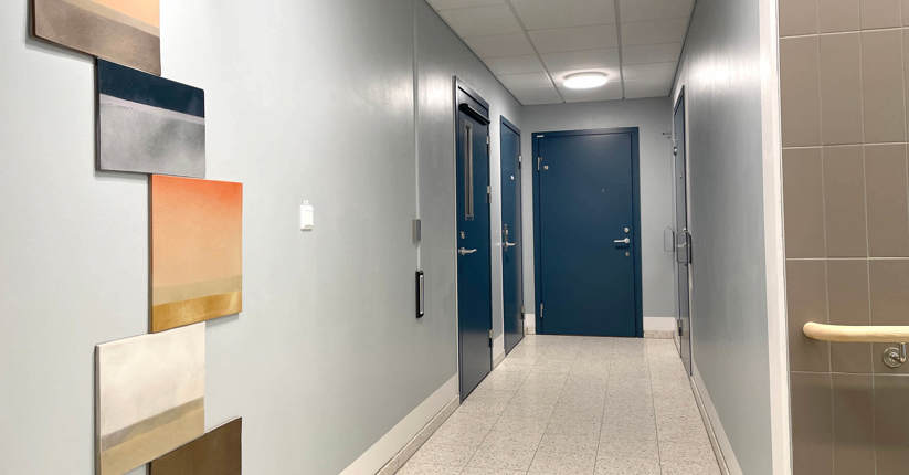 Kontverk, kakelplattor i vackra färger, i trapphus på Hälsovägen