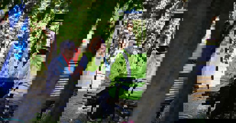 Områdesutvecklaren Eva-Lena Nilsson pratar med hyresgäster.