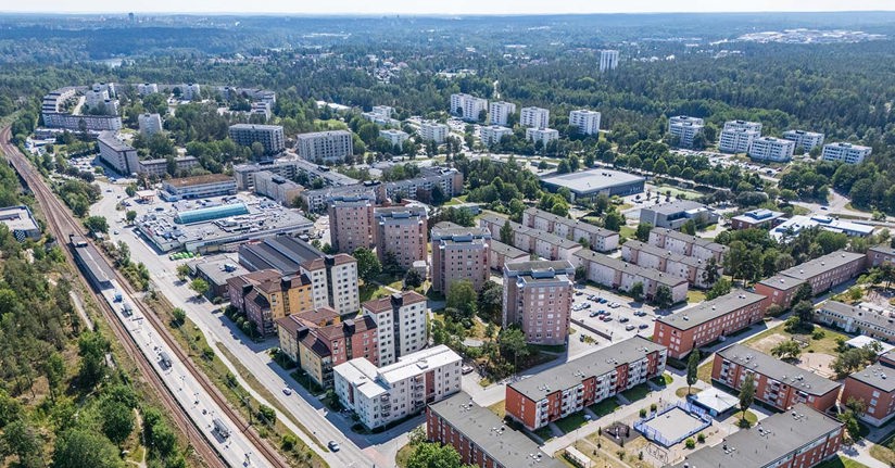 Drönarbild över Skogås Centrum.