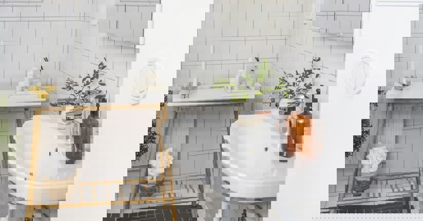 Renoverat badrum med helkaklade väggar och klinkergolv